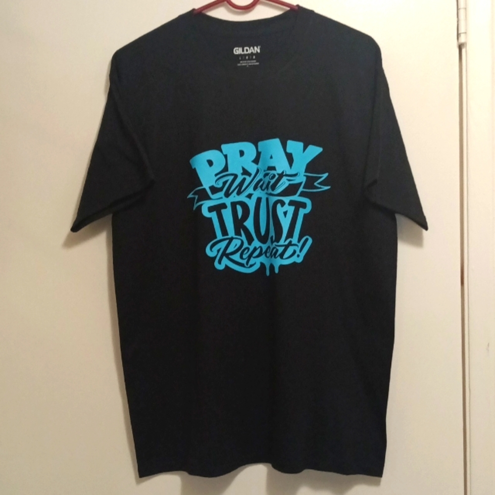 Gildan Large Black graphic t shirt